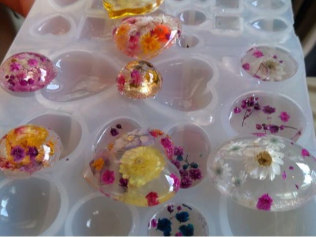 ちよのの特徴はフラワーレジン!本物のお花が300種類程ありますので、小さく切ってお花をレジン液の中に閉じ込めます。