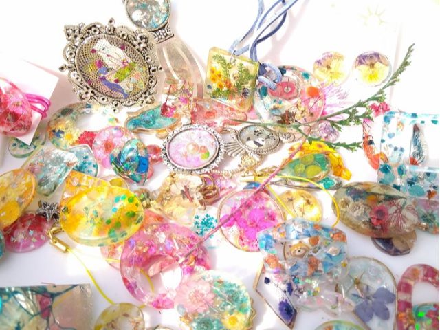 完成1例。注型フラワーレジン作品。ペンダント、ピアス、ネックレス、髪留め他にします。使える型も100種類以上あります。