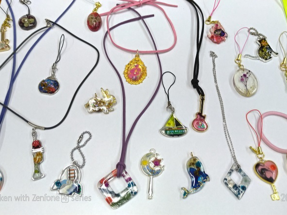 ペンダントやストラップ、ピアス等に組み立てをします。基本コースは2個作ります。