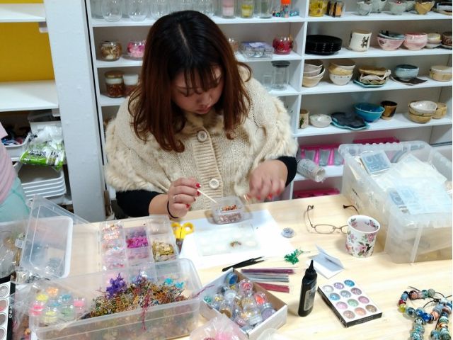 こんな感じでレジン液を引き、固め、何層かお花を入れていきます。