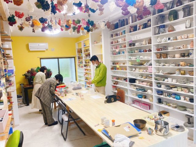 鈴鹿陶芸教室ちよ野店内。 こじんまりとした古民家工房は白を基調としたさわやかな工房になりました!