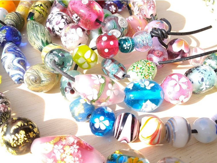 とんぼ玉作り放題は初めに小さめの玉から作り、慣れたら大きな玉に挑戦です。 かなり慣れると色々な模様ができ50個位できます!