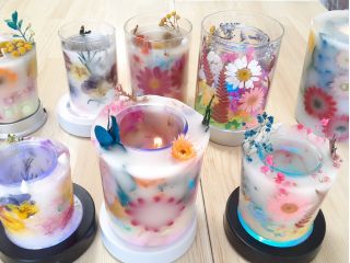 ボタニカルキャンドル完成作品1例。LEDライト下やキャンドルを中に入れ光が透けた感じがキレイですね。ちよの独自の綺麗に出来るパターンです。