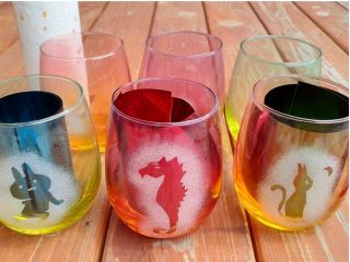 サンドブラストとはシールを貼って、砂を器に吹き付けて作る技法です。色々なコップが用意してありますのでお好きな物が作れますよ。