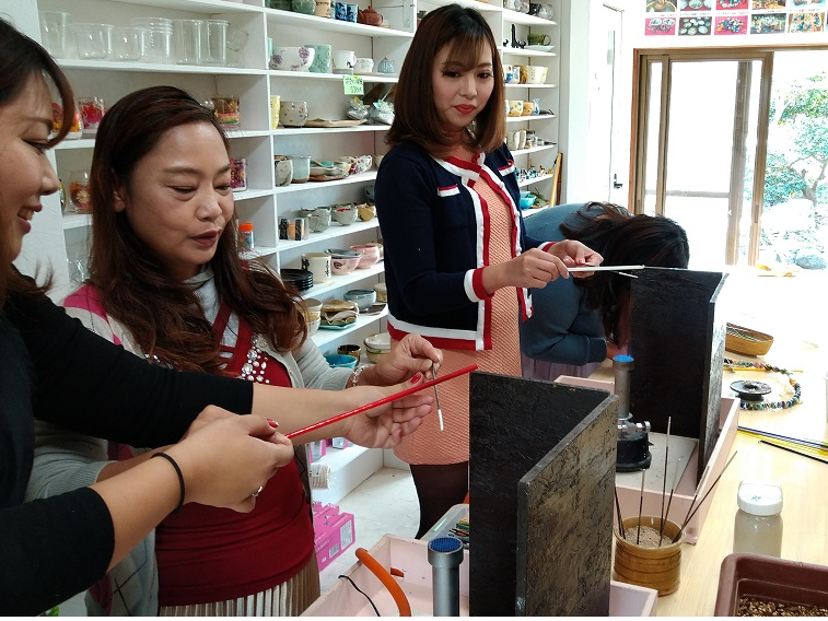 講師がマンツーマンレッスンで付き切りで作りますので3歳〜簡単に作れます。色んな模様ができますよ♪