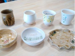 体験完成作品。欲張りプランなので粘土を練って、作って、模様を描き、緑やピンクで色も付けれて満足度大です!ご希望最初に聞きます!