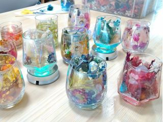大中小のお花を組み合わせてオリジナルで制作します。ジェルは透明感のあるキャンドルです。性格やセンスでデザインは100通り以上!LEDライトも綺麗ですね。