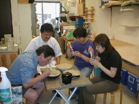 打ち終わると試食です。 自分で打ったそば/うどんは、格別おいしいですね!