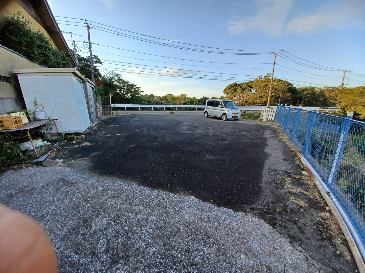 駐車場は大型2台入る。降りてすぐみかん園です。