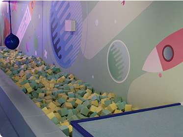 ターザンロープは子どもたちの人気No.1!途中で落っこちても下にはフワフワクッションがあるので安心です。