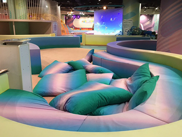 「MAMA STAND」では、お子さま向けだけではなくパパやママにもお楽しみいただける飲み物、離乳食やお子様用のおやつ、おむつも販売しています。