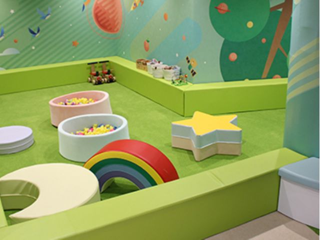 18ヶ月までのお子さま専用のプレイエリア。他のエリアとは区切られているので、ハイハイやつかまり立ちのお子さまも安心して遊べます。