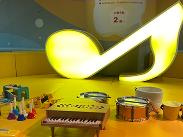 ミュージック・スターには、ふだんは見たこともないような楽器がたくさん散りばめられています。LEDの光る大きな音符。叩いたり、触れたり、揺らしたり。