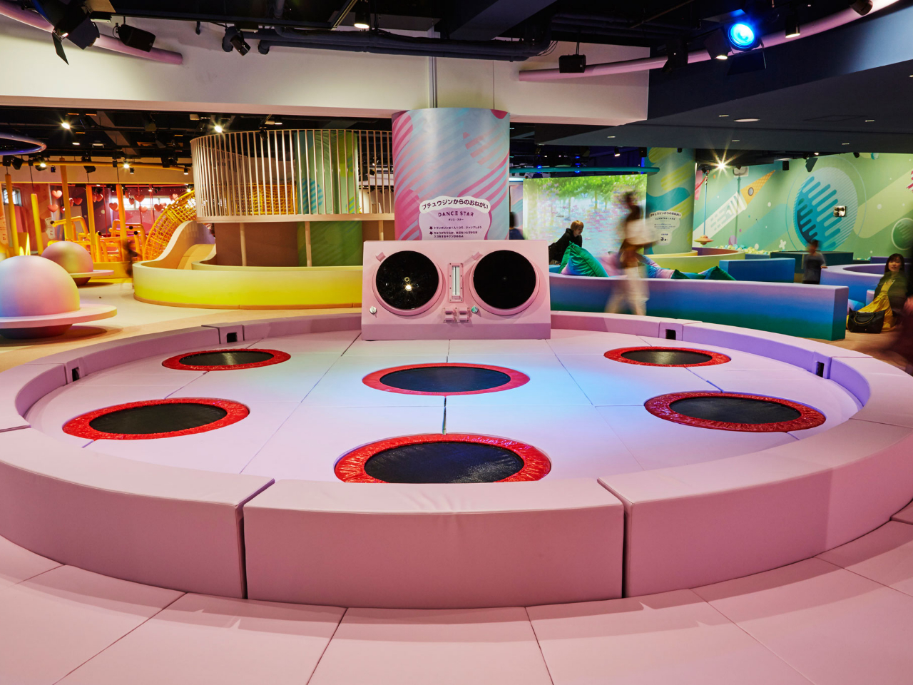 ԂƉg|3D̃TEhԁA{idlDJ^[e[uȂǁBỹO[uɏyAɂ킹đ̂𓮂y𔭌ł܂B