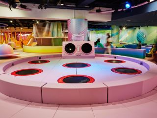 飛ぶと音が鳴るトランポリンや3D音響のサウンド空間、本格仕様のDJターンテーブルなど。音楽のグルーブに乗る楽しさ、音にあわせて体を動かす楽しさを発見できます。