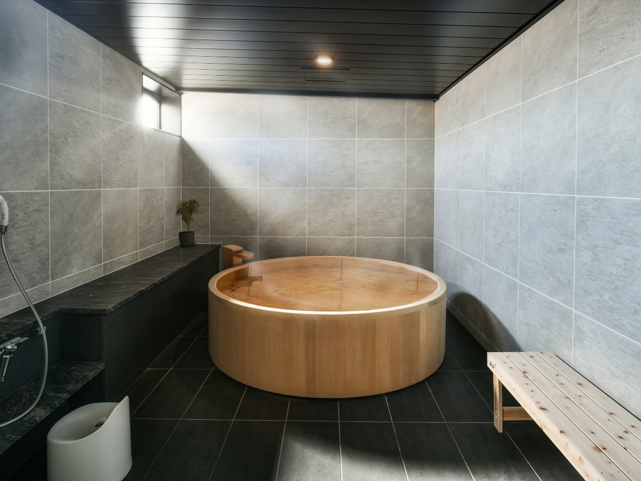 木のぬくもりを感じられるヒバ風呂