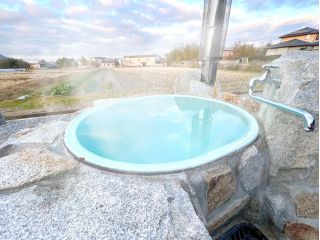 田んぼのどまんなかで温かいお風呂に浸かる