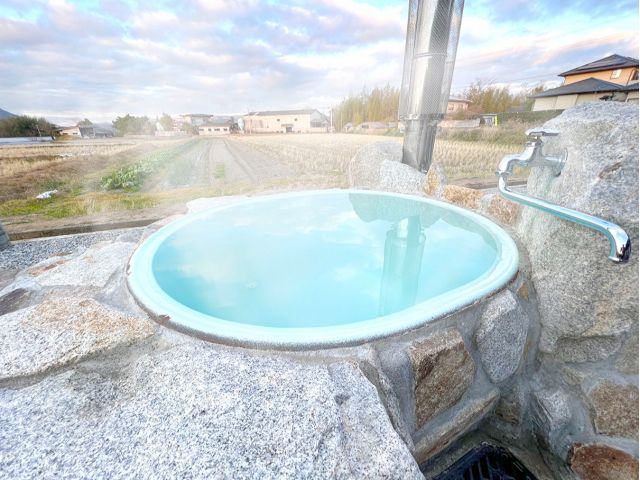 田んぼのどまんなかで温かいお風呂に浸かる