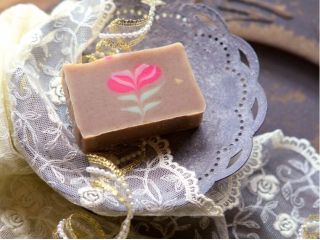 ローズデザインの石けんです。カットするまでどんな薔薇が現れるかドキドキです。