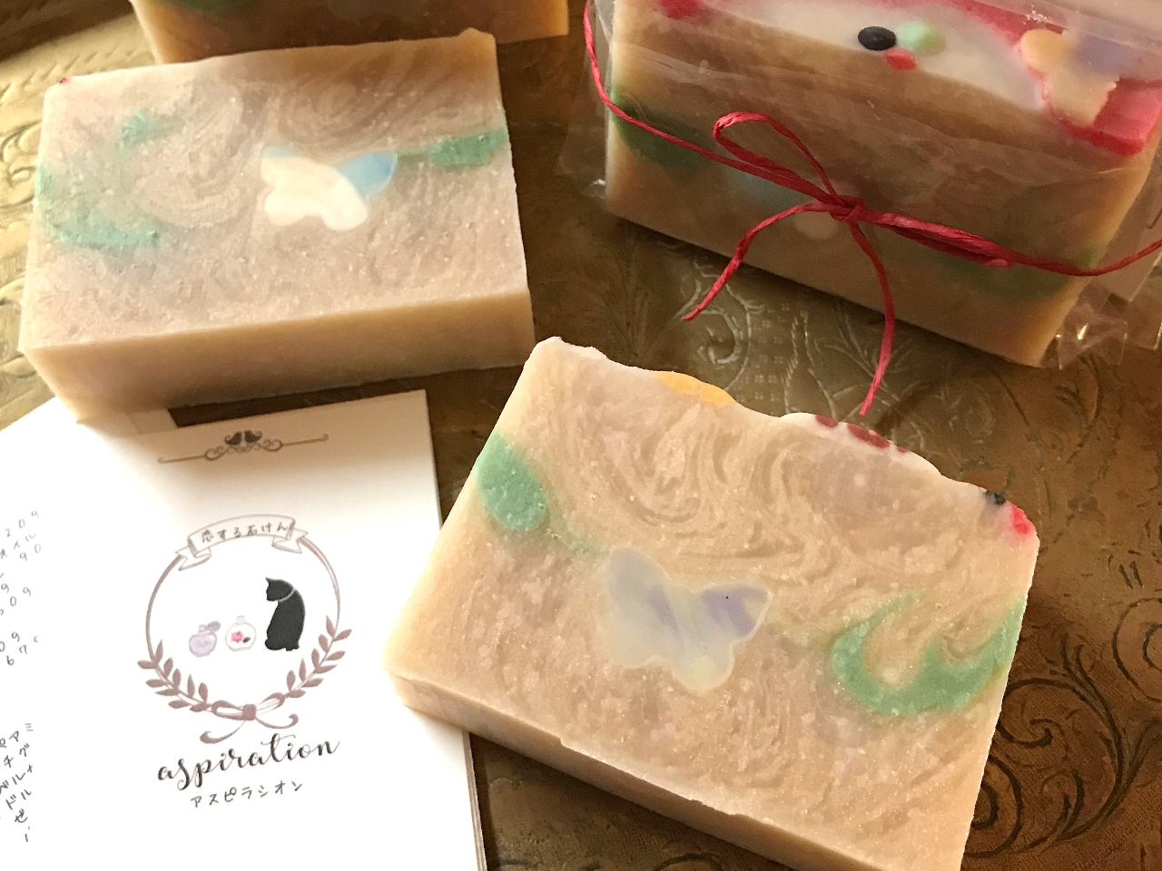 着物の帯のデザインです。蝶のコンフェを入れて作ります。