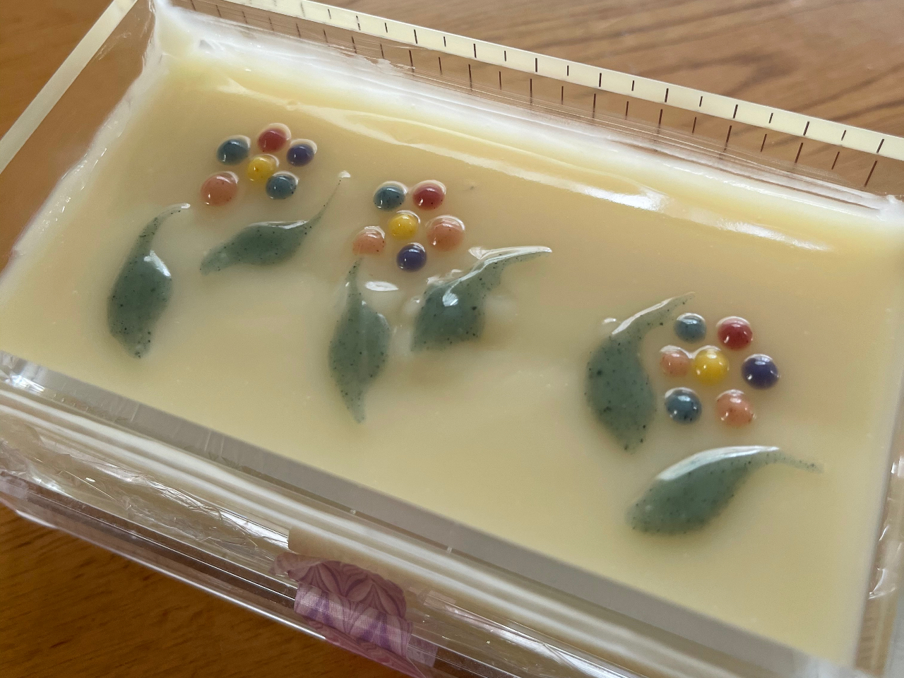 トップのデザインです。植物の色を使って作ったのでお花のデザインにしました。