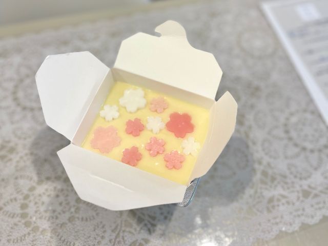 トップに桜のコンフェをのせて