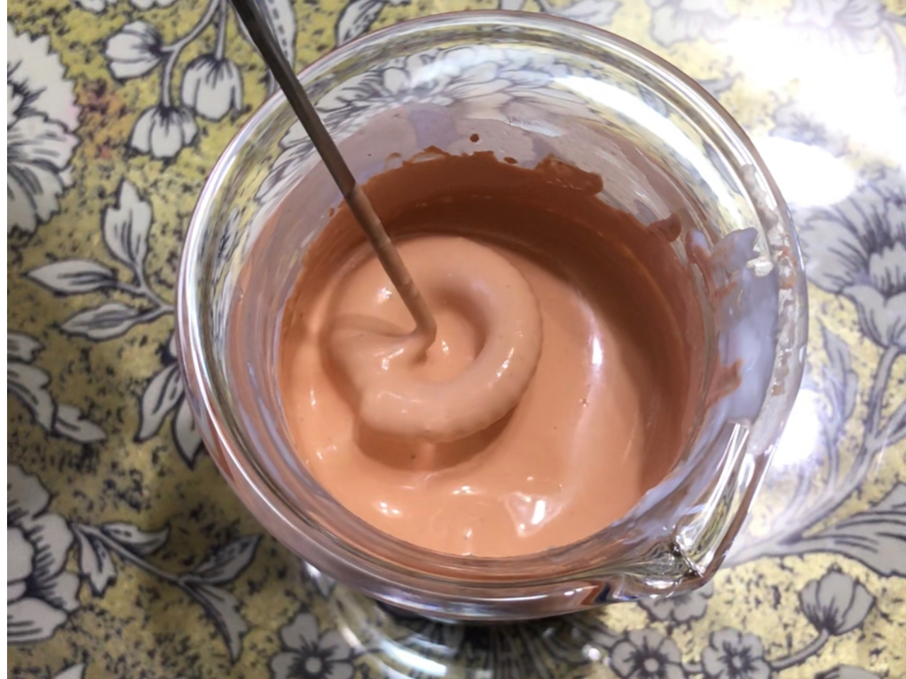 クリーマーを使ってふわふわに仕上げます。