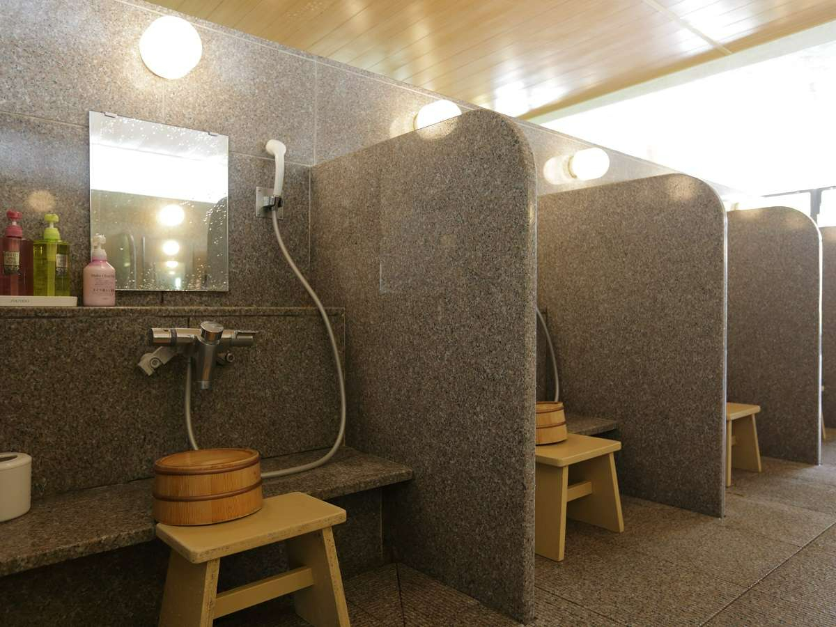 左右が気にならない、一人ずつ仕切られた洗い場。 (男湯35ヶ所/女湯36ヶ所)