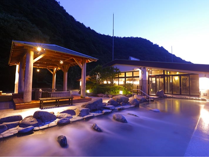 《17時以降/夜得割引プラン》「箱根の瑞々しい空気」とともに広々とした浴槽で良質な天然温泉を思う存分ご堪能くださいませ。