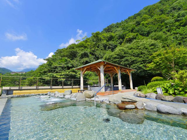 全長17メートルの「天空大露天風呂」は開放感抜群!