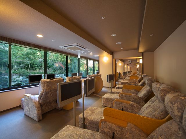 男女共用の「リラックスルーム(仮眠室)」はテレビ付きリクライニングシートを完備。ご入浴後やご出発前など、まどろみたいときに・・・どうぞ、ごゆっくりお休み下さい。