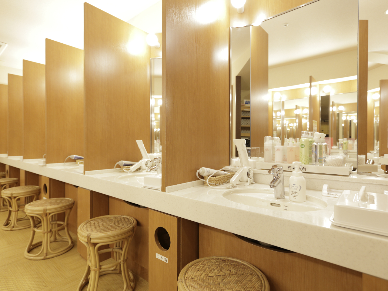 個々に仕切られたスペースで、ゆったりとご利用いただけるパウダールーム。脱衣所には鍵付きのロッカー(無料)をご用意。 安心してご入浴いただけます。