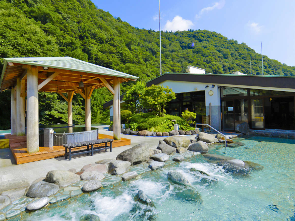 開放感抜群の露天風呂で新緑を眺められます!こんこんと涌出る箱根湯本温泉をお楽しみください♪