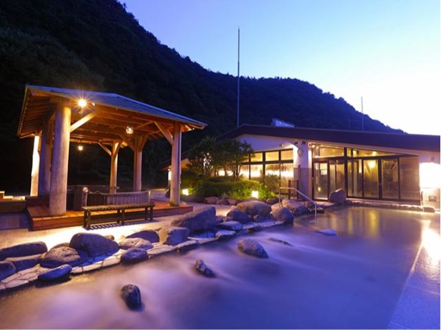 「箱根の瑞々しい空気」とともに広々とした浴槽で良質な天然温泉を思う存分ご堪能くださいませ。