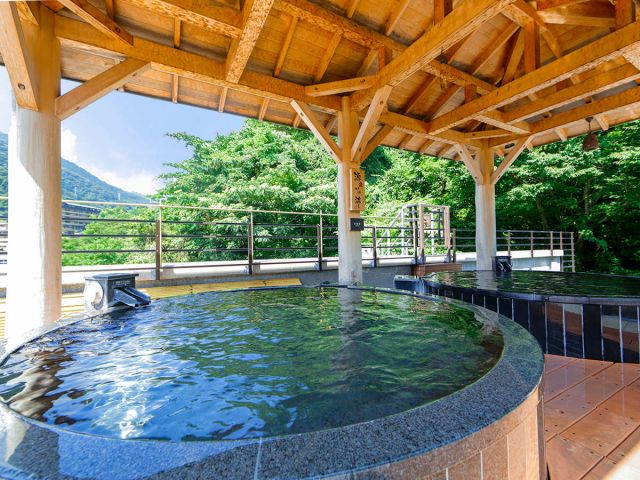 源泉掛け流しの丸風呂
