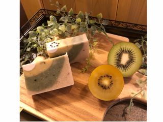 キウイフルーツが入ったフルーツ酸でターンオーバーを整える【キウイ石けん】