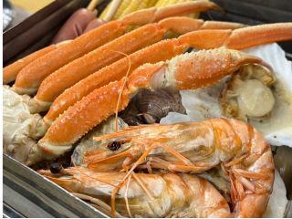 大きい缶で海鮮を豪快に蒸しあげます。