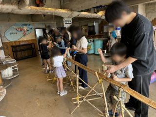 竹で作った本格的なそうめん流し。器も竹です