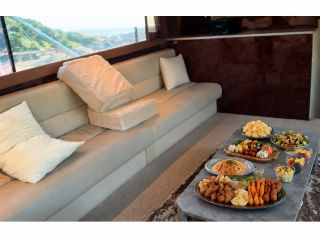 船内で「HILIFEクルーザーパーティープレート」を楽しむ、特別な貸切時間。(料理はイメージです)