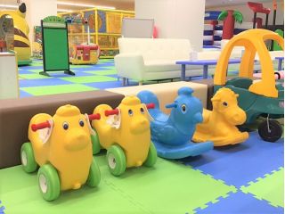 キッズユーエスランドのスーパージャングルジムや滑り台やボールプール、フワフワなエア遊具等々、室内アスレチックでとっても楽しい!