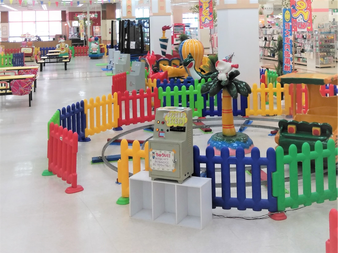 大人気スーパージャングルジム、室内アスレチックをはじめ、ボールプールにトランポリン、ふわふわ遊具、他にもたくさんの楽しい遊びが!