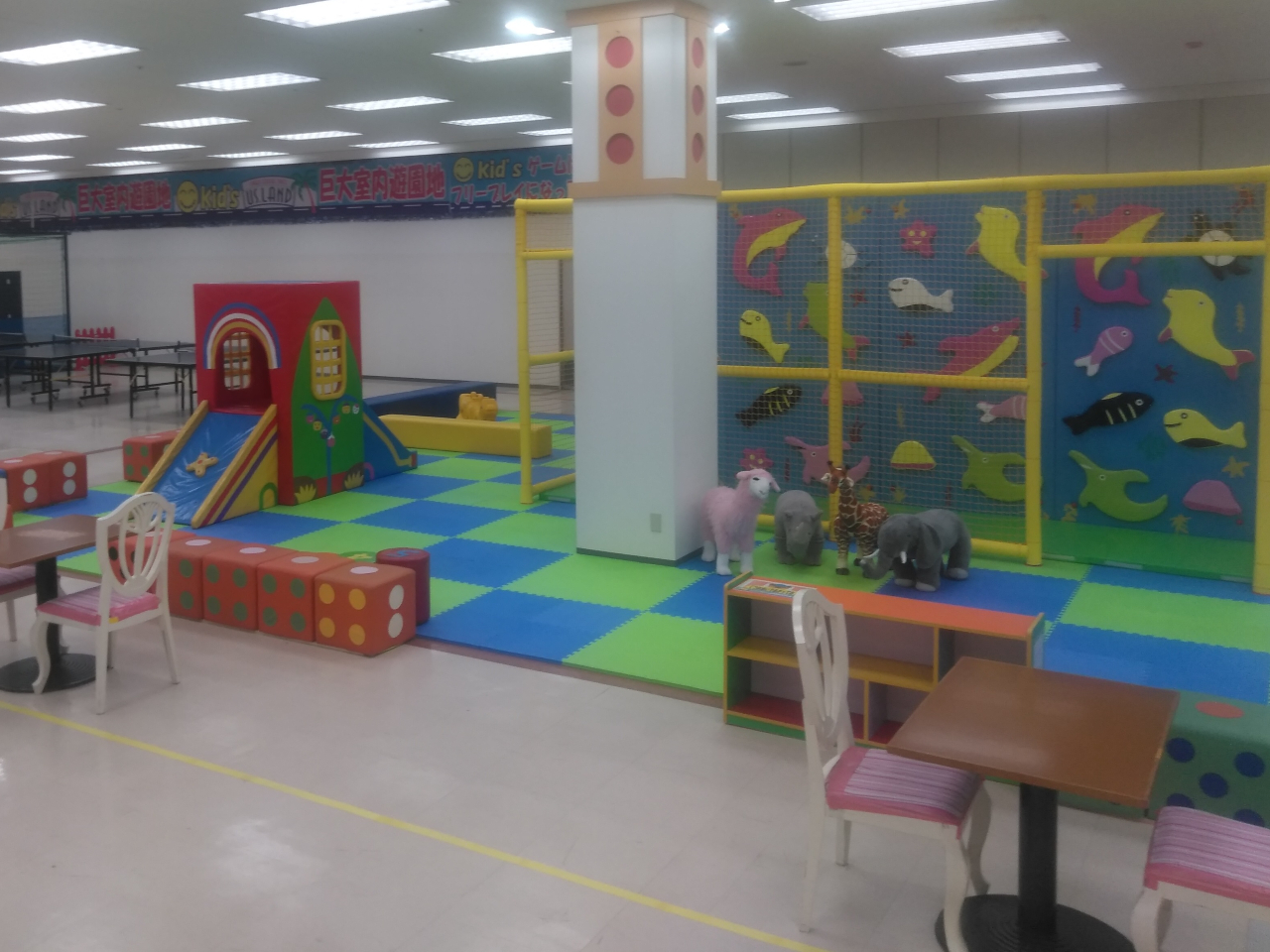 こどもの室内遊び場キッズユーエスランドは、五感を刺激してお子様の知育や体力づくりを応援しています。