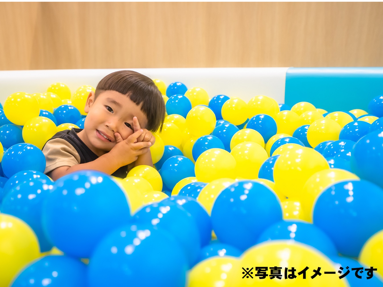 ̃{[傫ȃv[ŏȂqlɑlCłBʐ^̓C[Wł 