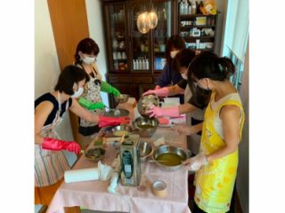 天然植物油と天然アロマを使って、安心して使える手作り石けん。好きな香りや色を選んで、自分だけの石けんをお友達と楽しく作れるのもいいですね!!