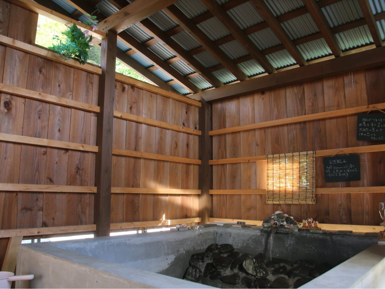 お湯はりに、時間がかかるため、1時間前にはご予約ください。お向かいには、海とオルゴールcafeがお楽しみいただけます。