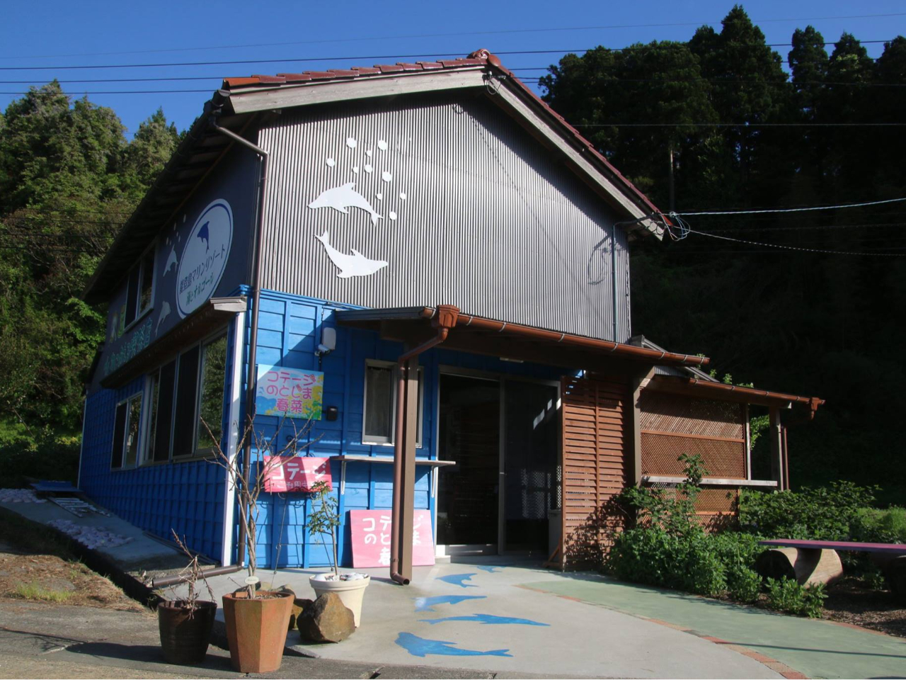 お向かいの海とオルゴールcafeが受付です。