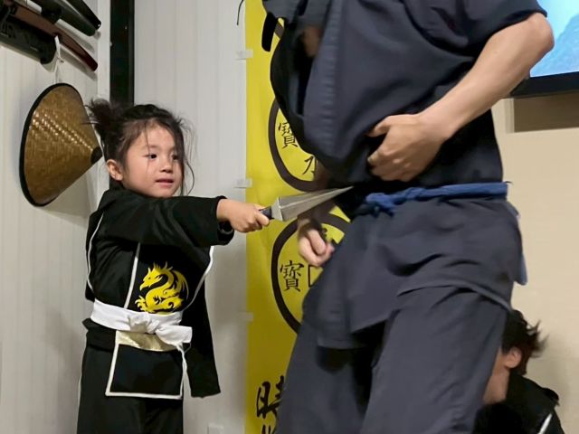 忍者の秘密武器を練習しよう。敵の忍者を倒すんだ!!!