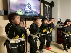 『忍者走り』で走ってみよう。途中で障害物が出てきたらジャンプで避けるんだ!!!