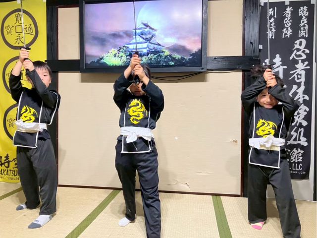 刀の修行。元気よく大きな声で数えながら振ってみよう、1!2!3!