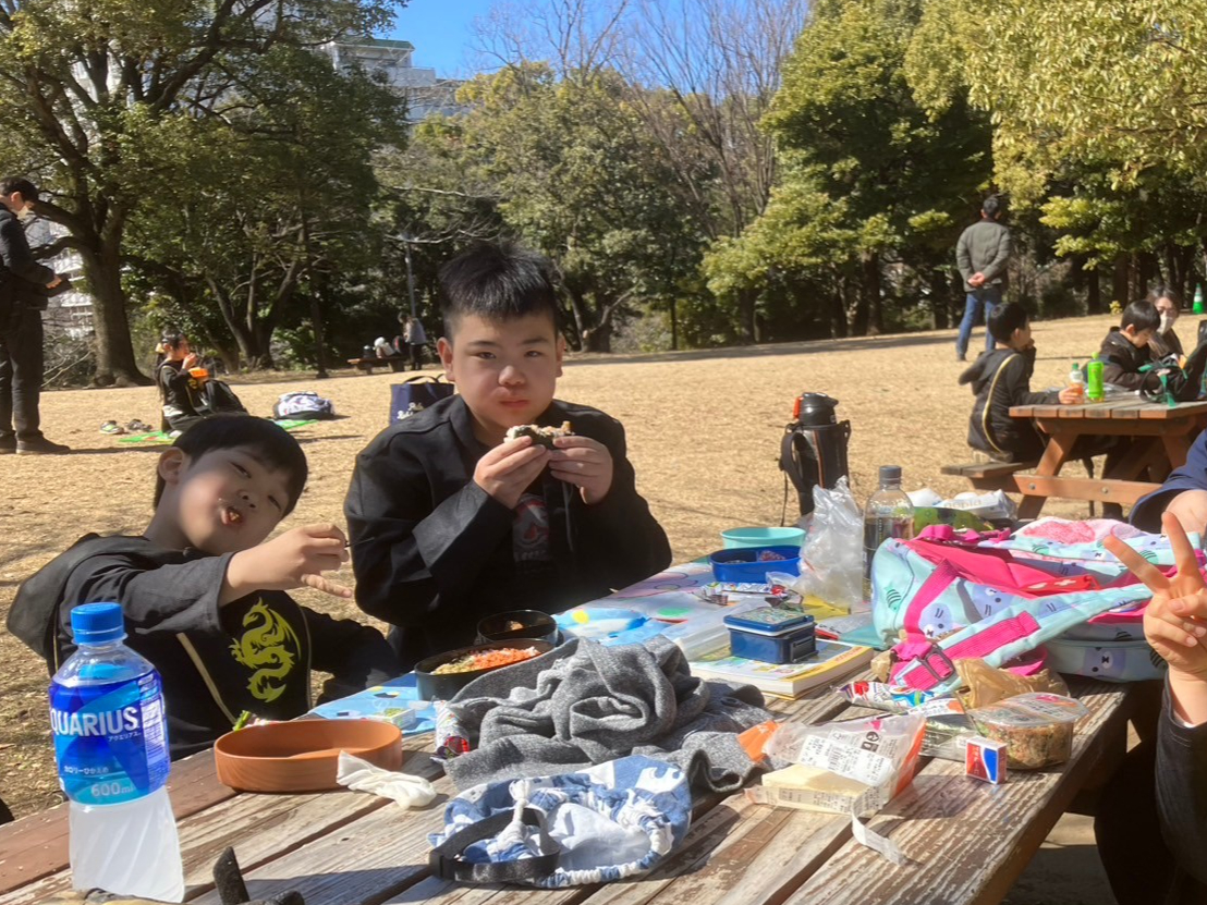 新しく出来たお友達とお昼ごはんを食べよう
